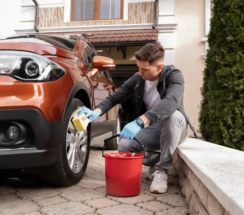 Lavage auto à domicile Bouillé-Ménard : professionnel intervenant sur un véhicule